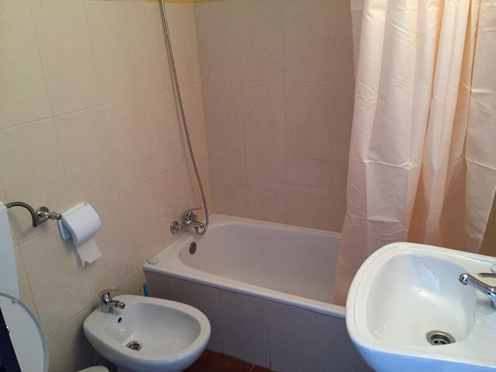 דירות לגואה House Located In Opposite Of Beach! מראה חיצוני תמונה